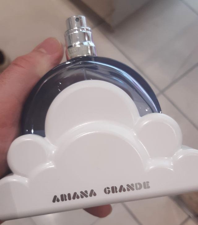 Ingrid testing Ariana Grande Cloud Eau de Parfum